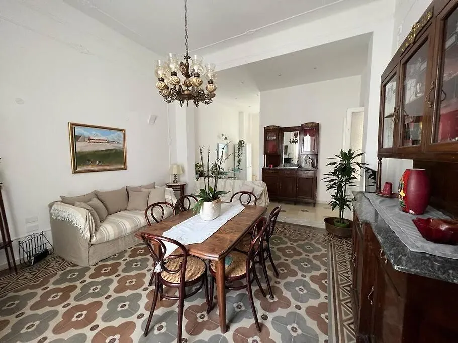 Lux Domus Apartment Bari 0*,